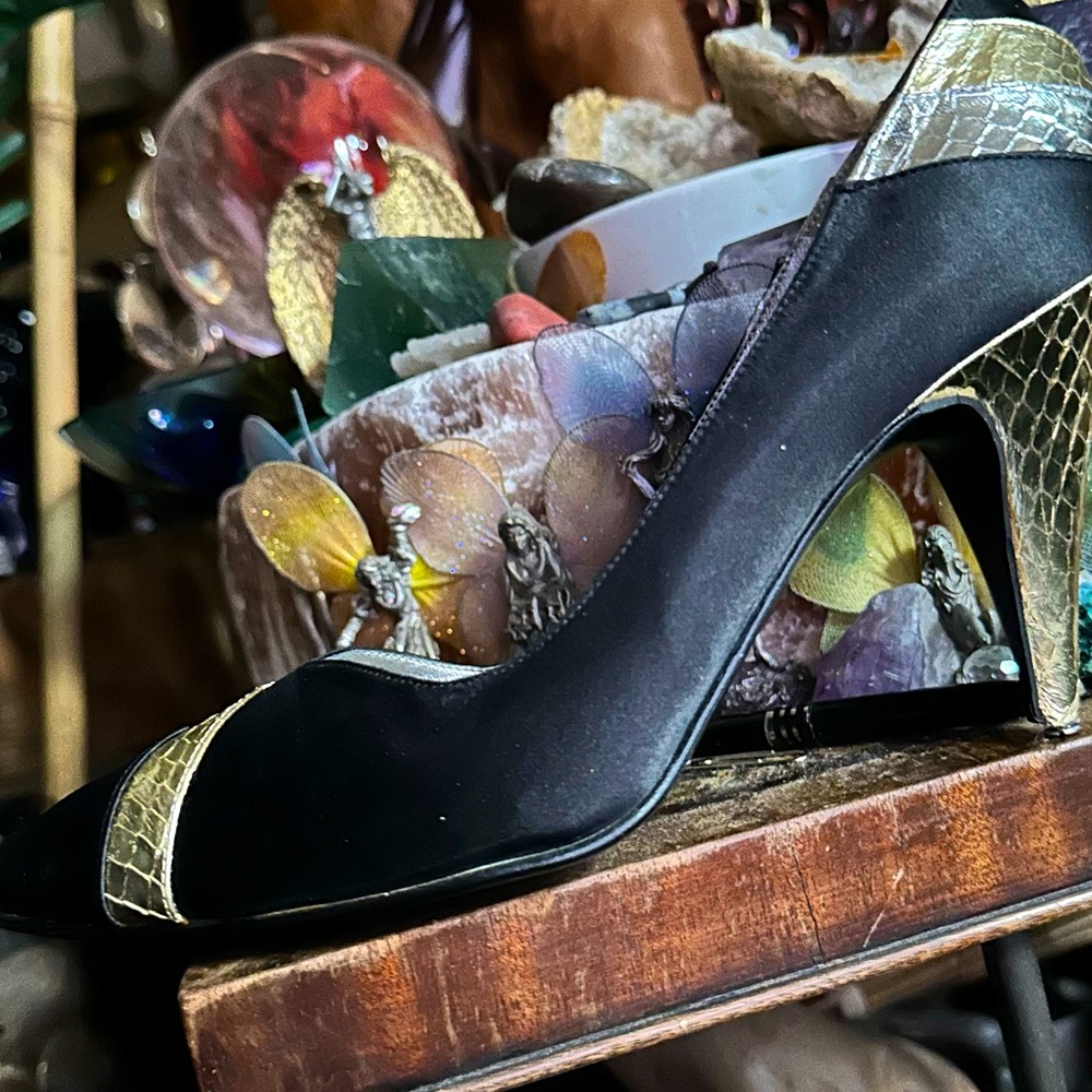 vintage 1980’s impo womens 3” heel shoes gold, silver, metallic black satin 7.5